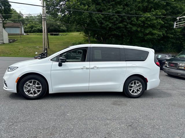 Used 2024 Chrysler Pacifica Touring-L FWD image 4