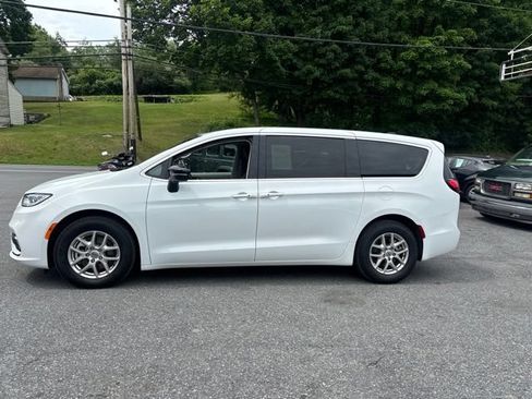 Used 2024 Chrysler Pacifica Touring-L FWD image 4