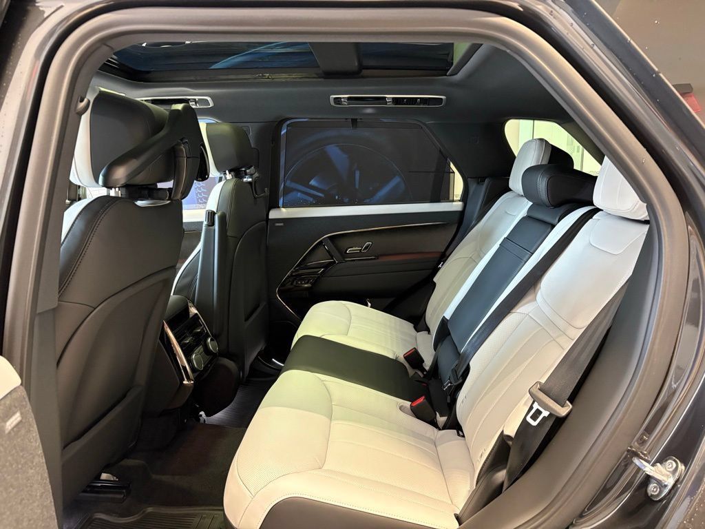 New 2026 Land Rover Range Rover Sport Dynamic SE AWD/4WD image 12