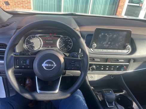 Used 2023 Nissan Rogue S image 12