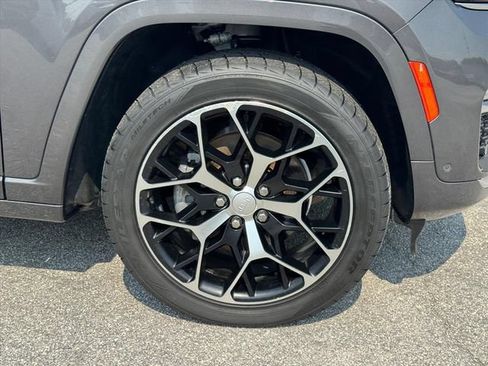 Used 2022 Jeep Grand Cherokee Summit AWD/4WD image 9