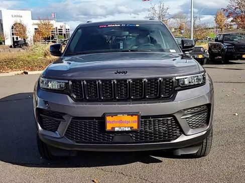 New 2025 Jeep Grand Cherokee Altitude image 3
