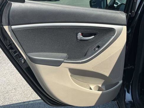 Used 2017 Hyundai Elantra GT FWD image 16