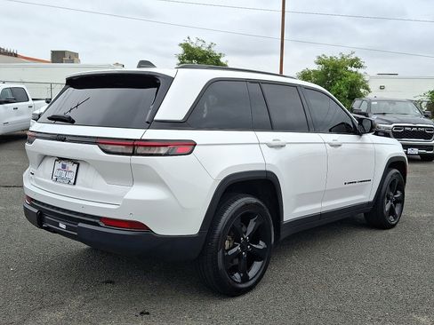 Used 2023 Jeep Grand Cherokee Altitude image 7