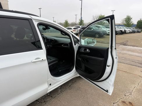 Used 2020 Chrysler Pacifica Touring-L Plus w/ S Appearance Package FWD image 31