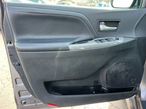 Used 2015 Toyota Sienna SE Premium image 10