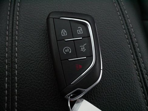 Used 2025 Cadillac XT4 Premium Luxury image 31