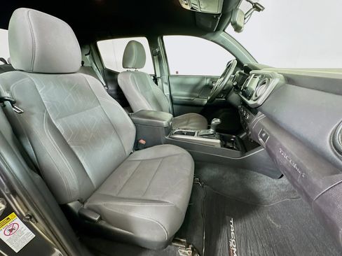 Used 2017 Toyota Tacoma TRD Off-Road image 29
