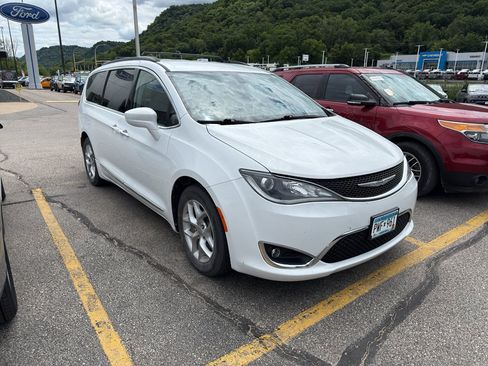 Used 2017 Chrysler Pacifica Touring-L w/ Tire & Wheel Group FWD image 2