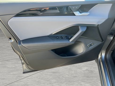 New 2025 Volkswagen Tiguan SE image 28