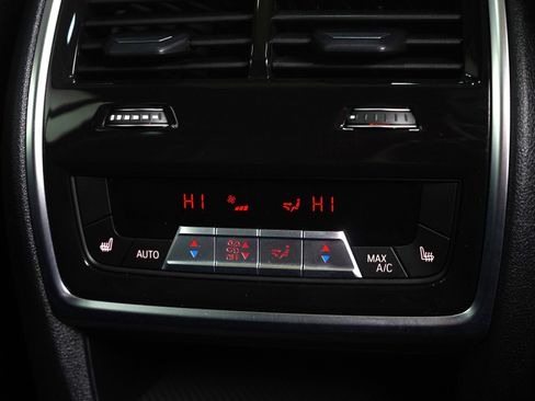 Used 2024 BMW X7 M60i w/ Climate Comfort Package image 17