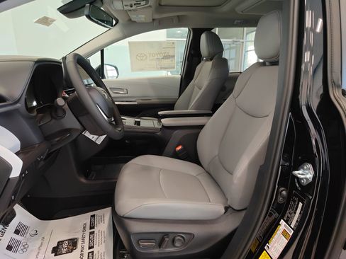 New 2026 Toyota Sienna XLE image 10