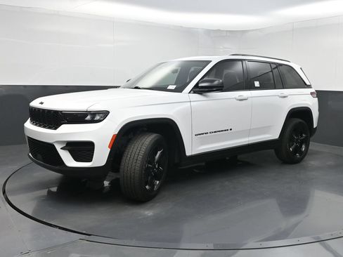 Used 2025 Jeep Grand Cherokee Altitude RWD image 23