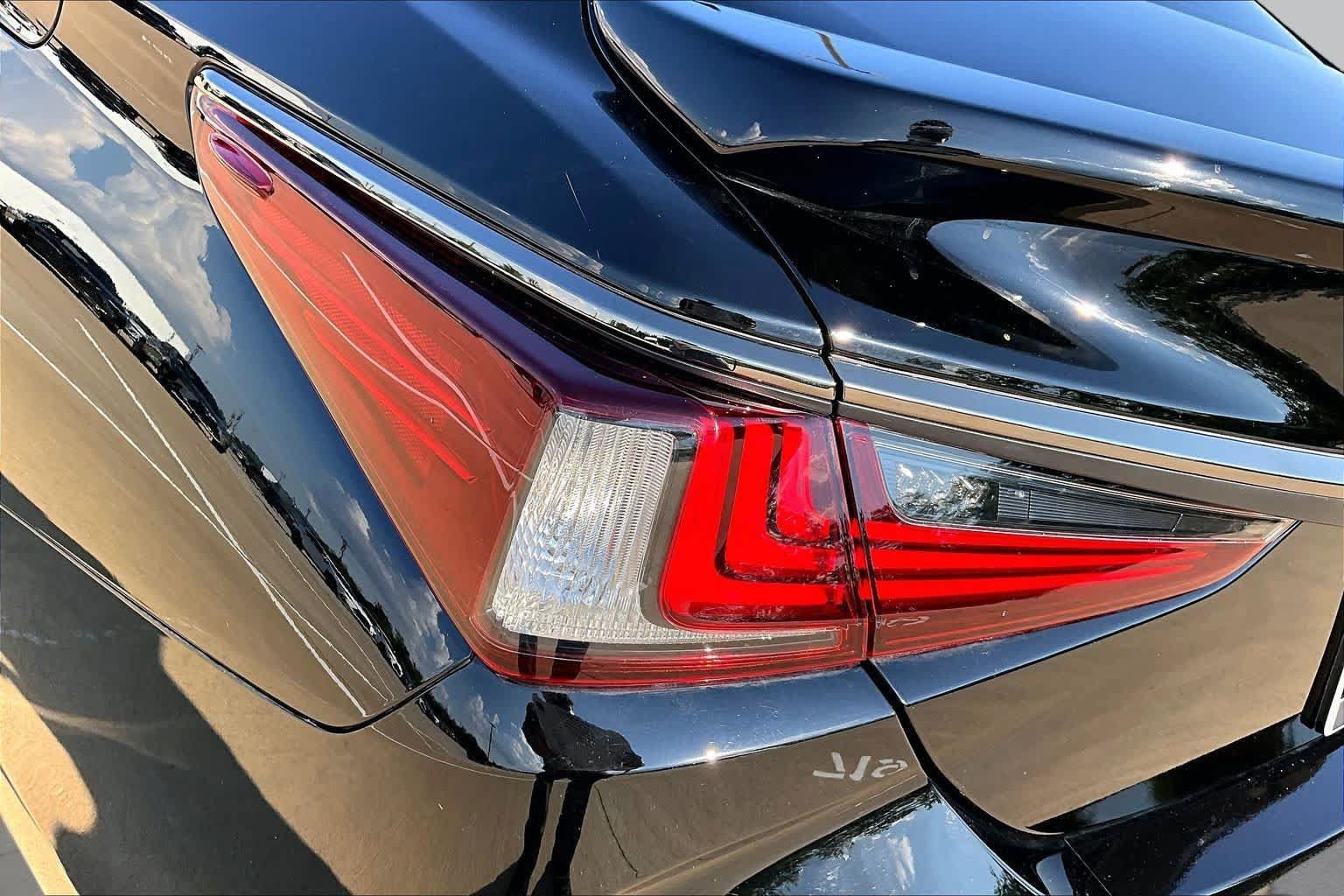 Used 2024 Lexus ES 350 F Sport w/ Accessory Package (Z2) FWD image 27