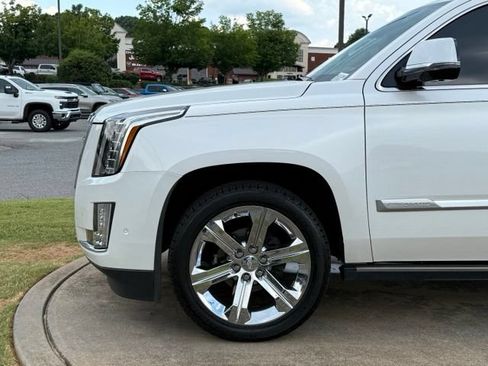 Used 2020 Cadillac Escalade Premium Luxury AWD/4WD image 12
