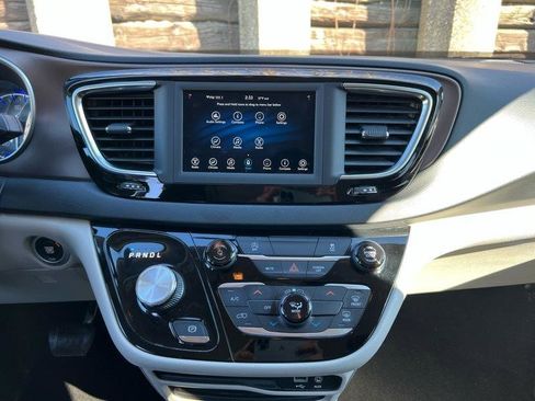 Used 2020 Chrysler Voyager L FWD image 14