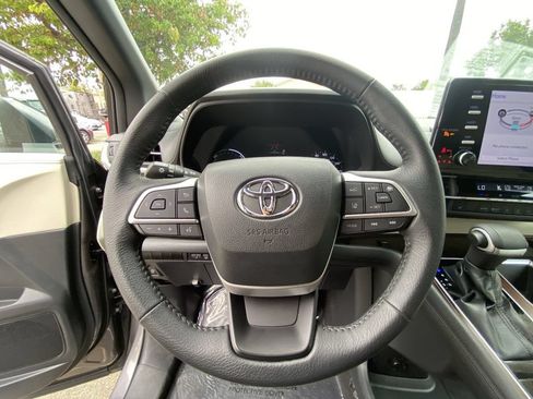 Certified 2023 Toyota Sienna XLE FWD image 27