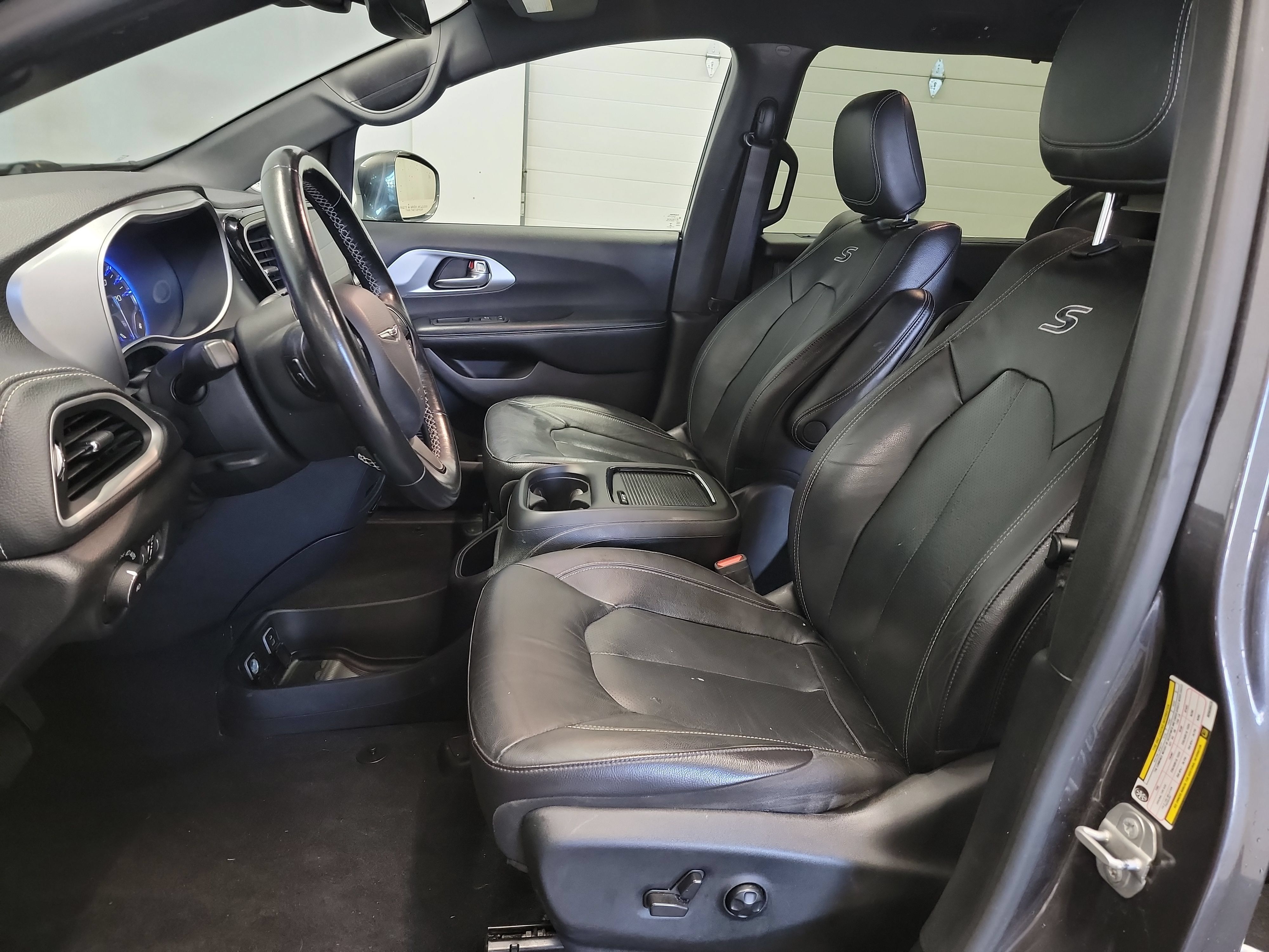 Used 2021 Chrysler Pacifica Touring-L w/ S Appearance Package FWD image 12