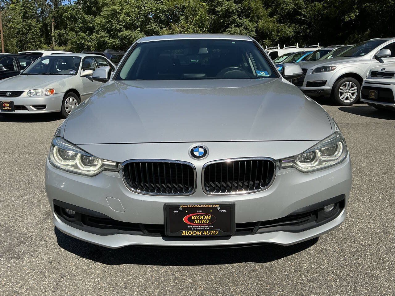 Used 2018 BMW 320i xDrive Sedan AWD/4WD image 2