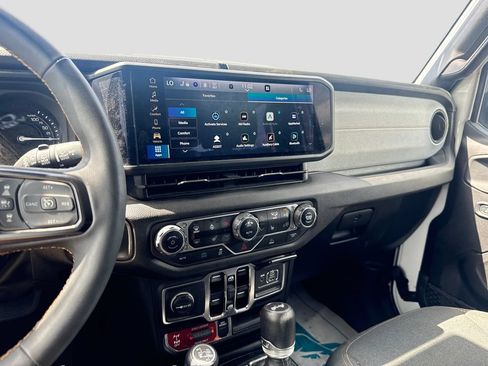 Used 2024 Jeep Wrangler Unlimited AWD/4WD image 18