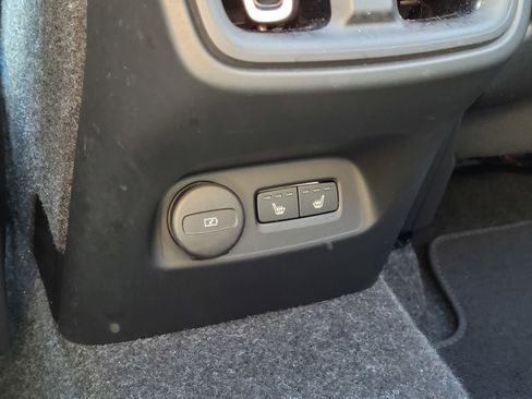 Certified 2025 Volvo XC40 B5 Core image 11