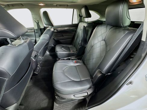 Used 2022 Toyota Highlander Platinum image 18