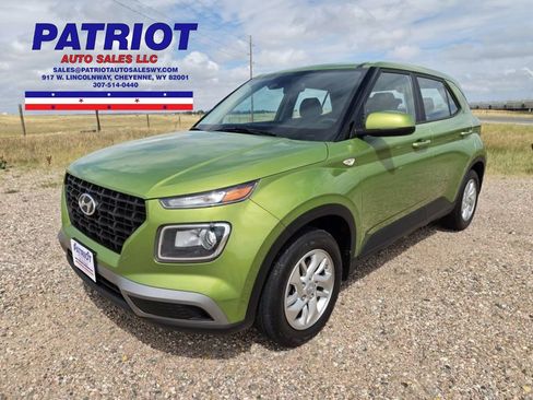 Used 2023 Hyundai Venue SE FWD image 1