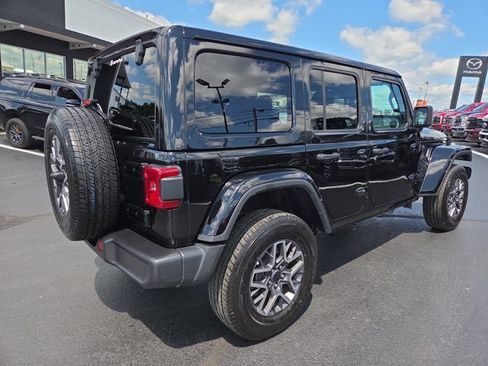 Used 2025 Jeep Wrangler Unlimited Sahara AWD/4WD image 5