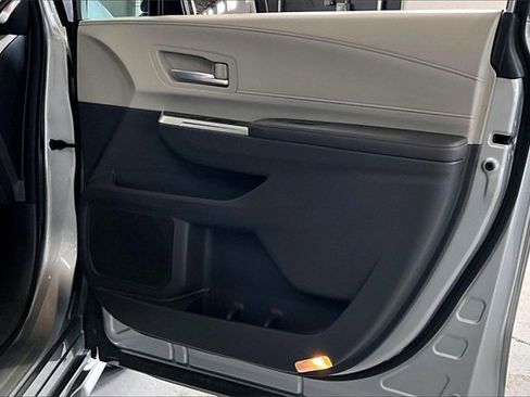 Used 2021 Toyota Sienna XLE image 29