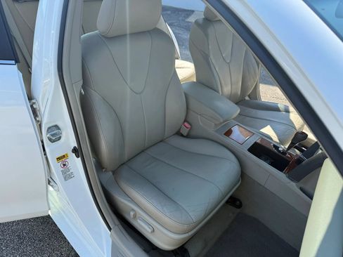 Used 2011 Toyota Camry XLE w/ XLE Extra-Value Pkg #2 FWD image 7