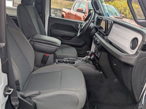 Used 2025 Jeep Wrangler Sport image 19