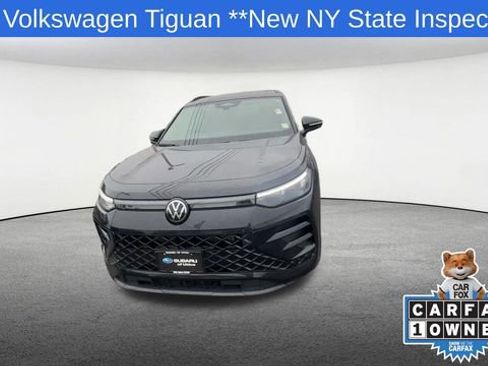 Used 2025 Volkswagen Tiguan SE R-Line image 3
