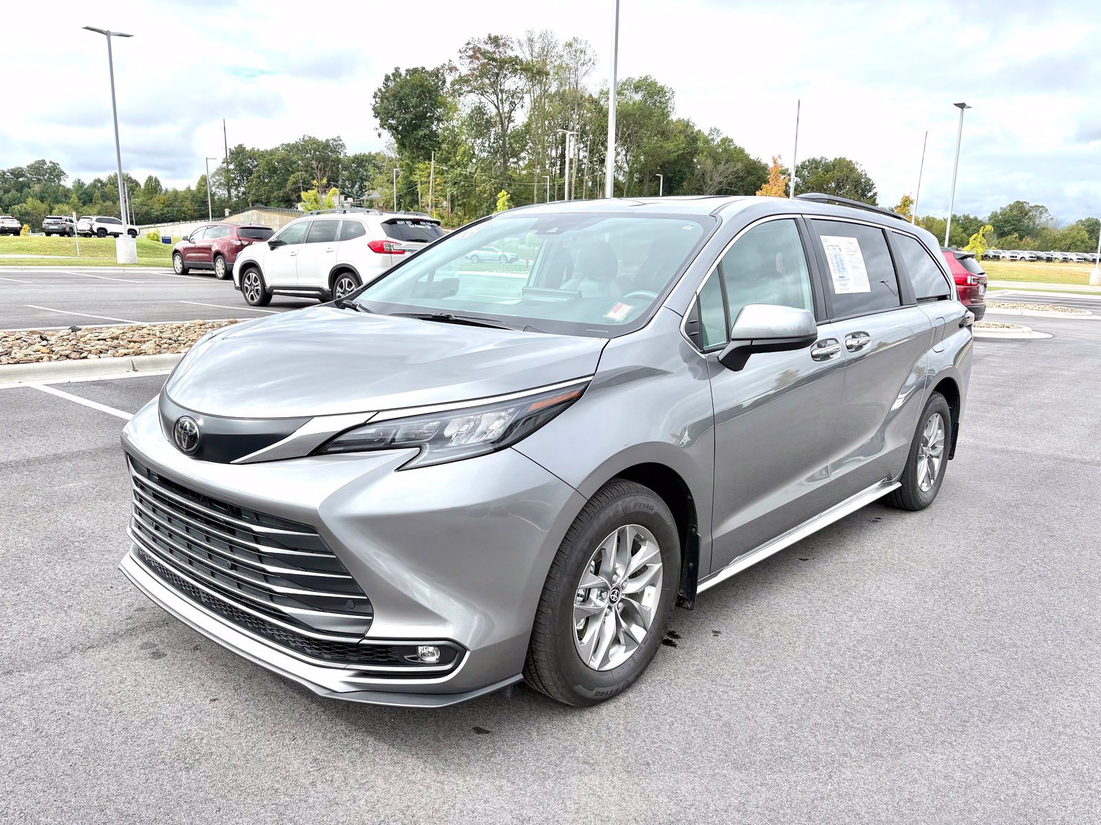 Used 2026 Toyota Sienna XLE FWD image 3