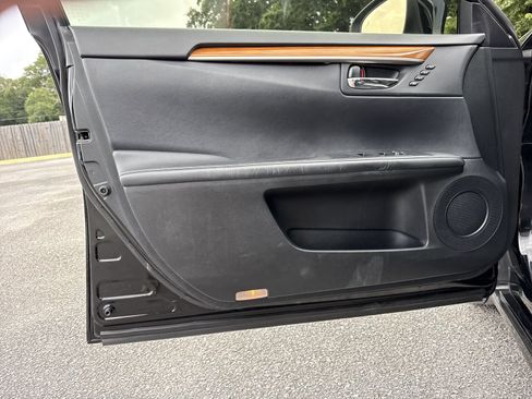 Used 2015 Lexus ES 300h w/ Navigation System Package FWD image 15