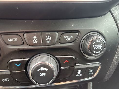Used 2020 Jeep Cherokee Trailhawk AWD/4WD image 18