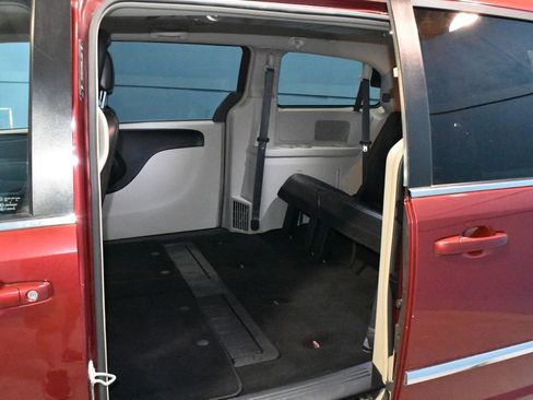Used 2016 Chrysler Town & Country Touring FWD image 18