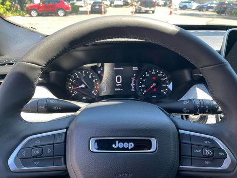 Used 2025 Jeep Compass Latitude AWD/4WD image 28