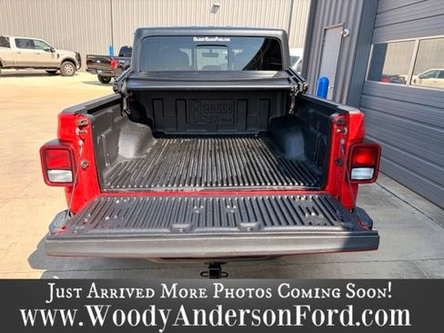 Used 2023 Jeep Gladiator Overland AWD/4WD image 7