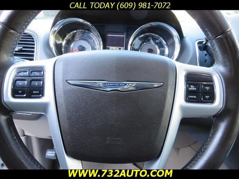 Used 2014 Chrysler Town & Country Touring FWD image 37