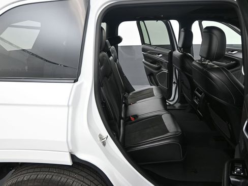 Used 2024 Jeep Grand Cherokee Altitude AWD/4WD image 33