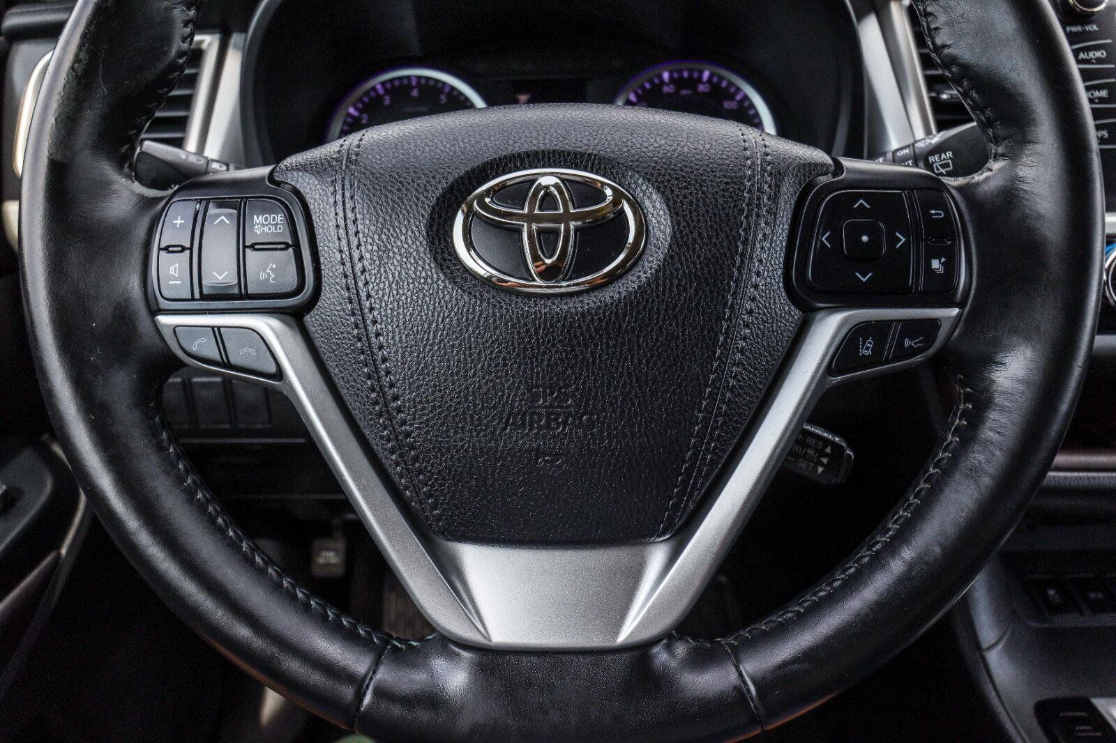 Used 2018 Toyota Highlander XLE AWD/4WD image 15