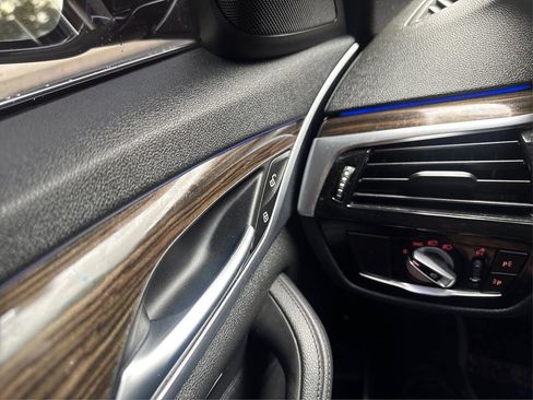 Used 2019 BMW 530e image 31