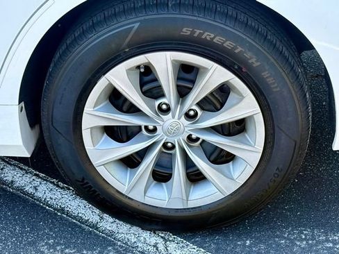 Used 2017 Toyota Camry LE FWD image 31