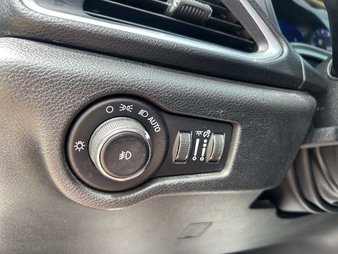 Used 2018 Chrysler Pacifica Touring-L Plus FWD image 30