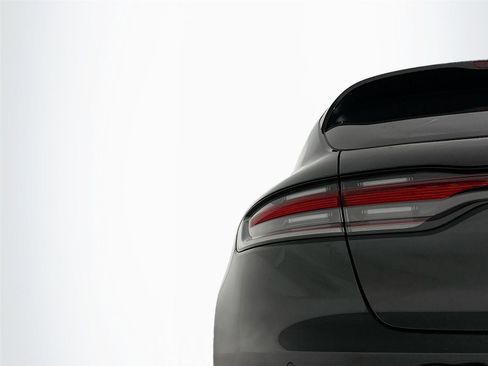 Certified 2024 Porsche Macan AWD/4WD image 16
