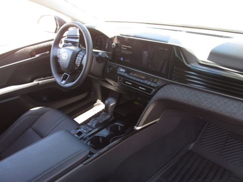 Used 2025 Toyota Camry XLE FWD image 9