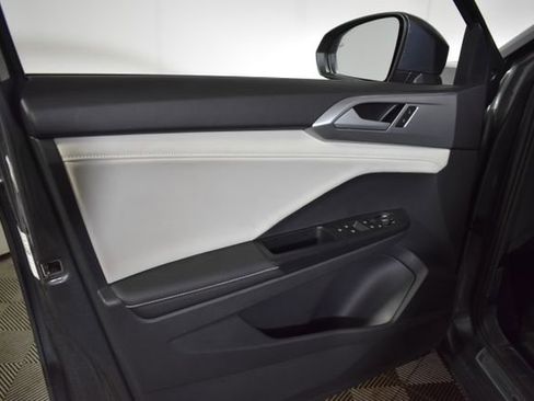 Used 2025 Volkswagen Taos SE AWD/4WD image 7