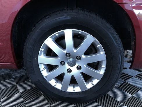 Used 2015 Chrysler Town & Country Touring FWD image 16