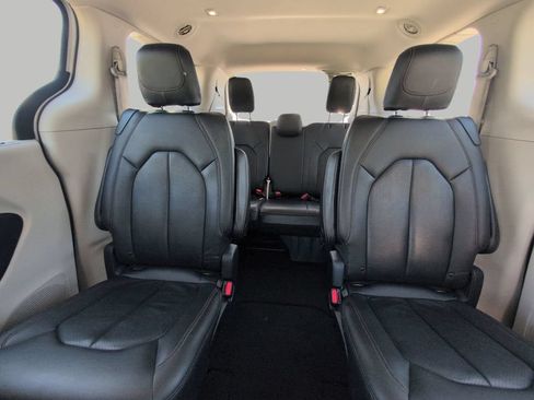 Used 2018 Chrysler Pacifica Touring-L Plus FWD image 5