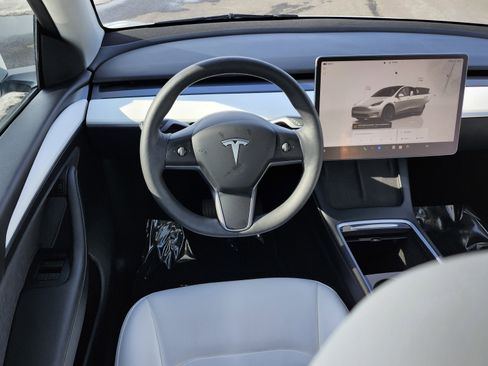 Used 2023 Tesla Model Y Long Range image 27